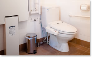 ベビーベッドも完備のトイレ